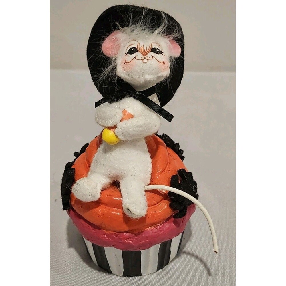 Annalee 2013 Witch Mouse on Resin Cupcake Holding Candy Corn ~ 5.25"